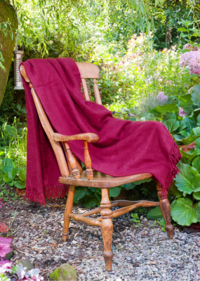 plush-blanket-on-chair_582716444